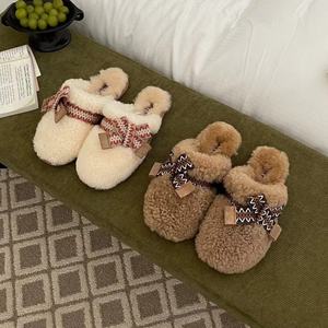 Pantoufles en fourrure douce et moelleuse pour femmes, personnalisées par OEM, mode d'hiver, semelle épaisse antidérapante, chaudes et en laine - Product Image 4