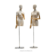 Mannequin femme beige 3/4 corps, enveloppé de bambou, torse réaliste et réglable pour présentation de vêtements de mode