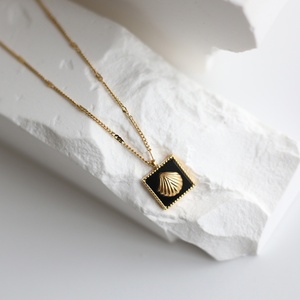 Collar con Colgante de Acero Inoxidable con Cadena Chapada en Oro Resistente al Deslustre y Concha Cuadrada de Esmalte Negro para Mujer - Product Image 2