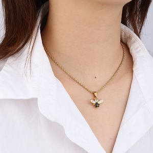 新しいステンレス鋼レリーフ彫刻バンブルビーチャームPVD金メッキブラックゴールデンニッケル無料カスタムビーペンダントジュエリー作り - Product Image 5