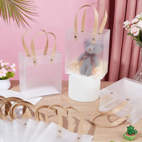 Sacs cadeaux en plastique transparent givré personnalisé avec poignées sac en plastique pliable réutilisable en PVC pour sacs-cadeaux de Noël