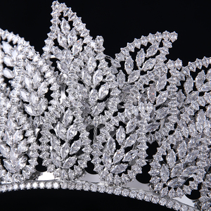 Diadème de <span class=keywords><strong>mariée</strong></span> de luxe à motif feuille, plaqué argent, base argentée, entièrement serti de zircon cubique, pour mariage, Quinceañera, concours de beauté, avec attaches à épingles - Product Image 5