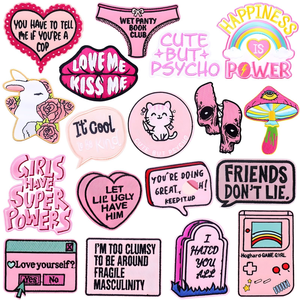 Heiß begehrter, umweltfreundlicher Aufbügel-Patch aus PVC-Vliesstoff: Pink Kiss – Niedlich, aber Psycho Würfel-Design für Kleidung, Hüte und Taschen - Product Image 1
