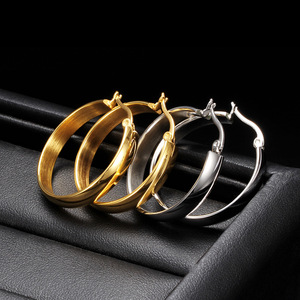 Boucles d'oreilles créoles 5 mm plaquées or 18 carats et en acier inoxydable, design rond simple, pour femme, bijoux cadeau - Product Image 4
