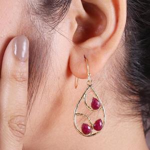 Pendientes de latón chapado en oro con rubíes, diseño moderno, forma de lágrima texturizada, para uso diario, con piedra preciosa rosa. - Product Image 3