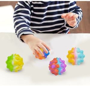 Balle anti-stress Pop Fidget réutilisable en silicone 3D arc-en-ciel, balle Pop Fidget promotionnelle - Product Image 6