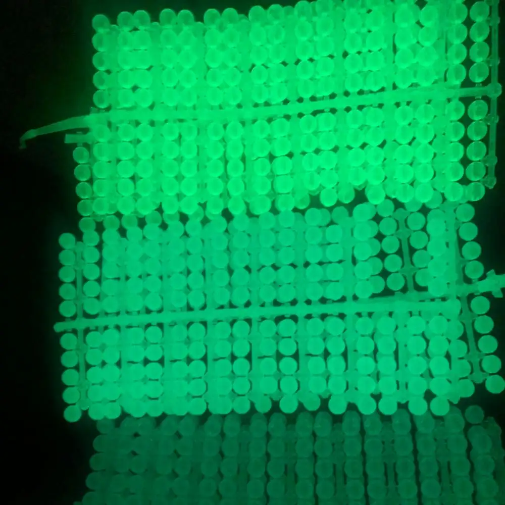 Commercio all'ingrosso di vendita caldo trasparente rotonda perline fluorescenti scuro luminoso fluorescente perline di plastica acrilico perline luminose