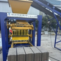 Machine automatique de fabrication de blocs de béton QT4-24 avec moules multiples