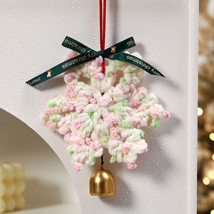 Pingente de floco de neve de crochê feito à mão, enfeite de Natal para pendurar com sino dourado, floco de neve de fio tecido, decoração de Natal. - Product Image 1