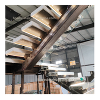 Escalier droit moderne en acier avec marches en pierre de quartz, éclairage LED, garde-corps en verre pour appartement, hall, sous-sol – Écologique