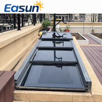 Nouvelle pergola de cuisine moderne en alliage d'aluminium avec toit vitré à persiennes isolées, rétractables électriquement et à isolation thermique