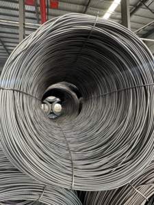 HRB400 Güte Klasse Durchmesser 6mm 8mm 10mm Warmgewalzter Schwarzer Stahlbewehrungsstab in Rolle 12m Länge ASTM/AISI Standard für Bauarbeiten - Product Image 3