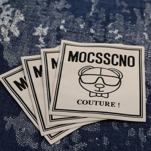 Étiquettes de vêtements en satin fin tissé sur mesure de haute qualité avec logo, patchs rectangulaires autocollants écologiques à haute densité de trame - Product Image 1