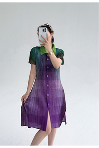 Abito <span class=keywords><strong>plissettato</strong></span> stile Miyake, Nuova Collezione Primavera 2026, Casual, con motivo a blocchi di colore sfumati arcobaleno e motivo verticale, per il tempo libero da donna - Product Image 3