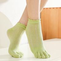 Vente en gros Chaussettes d'été unies respirantes en maille à cinq doigts Chaussettes fines en coton à 5 orteils pour femmes