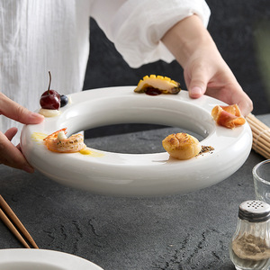 Assiette à donuts en céramique blanche de luxe, assiette de service créative en forme d'anneau pour la présentation de desserts dans les hôtels et les restaurants - Product Image 2