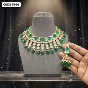 ชุดสร้อยคอสีเขียวมรกตสุดหรูหรา สไตล์ดั้งเดิมสำหรับงานแต่งงาน ดีไซน์เนอร์เครื่องประดับแฟชั่น ชุดสร้อยคอพรีเมียมสำหรับผู้หญิง - Product Image 3
