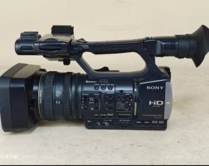 Caméscope professionnel Sony HDR-AX2000E avec zoom optique 12x pour système de vidéoconférence et vote, caméra d'occasion en gros - Product Image 1