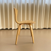 Tabouret de comptoir en bois massif normand moderne avec contreplaqué incurvé moulé pour tables à l'école, à l'hôpital ou au salon