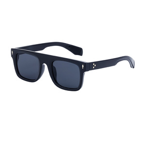 Gafas de sol cuadradas negras para hombre, protección UV400, lentes de PC, gafas de sol modernas para viajes al aire libre - Product Image 1