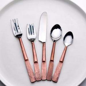 Ensemble de couverts minimalistes en acier inoxydable avec manches en cuivre, compatibles lave-vaisselle, pour mariage et repas à domicile - Product Image 1