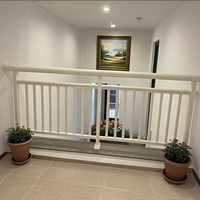 Rampes de balcon modernes en métal italien Rampe de tuyau carrée facile à installer pour escaliers d'appartement pour application en verre