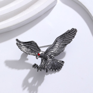 Broches de águila de oro vintage vívido broche de águila grande con diamantes de imitación - Product Image 6