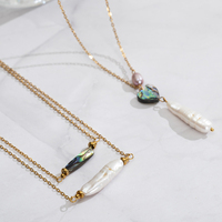 Collier empilable pour femme en acier inoxydable plaqué or 18 carats avec coquille d'ormeau naturelle, perle baroque d'eau douce et coquille de paua irisée
