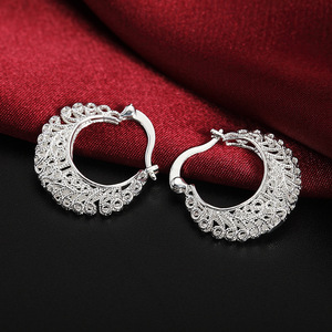Boucles d'oreilles manchette géométriques en forme de croissant de lune creux 2,2 cm, design minimaliste pour femme - Product Image 1