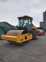 مدحلة اهتزازية أحادية الأسطوانة بقوة 12 طن طراز XS123 بقدرة 93 كيلوواط تعمل بالديزل لدمك التربة في إنشاء الطرق