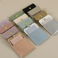 Sacs de luxe carré portable avec logo personnalisé sacoche avec bouton en cuir pour bijoux bague collier avec carte à insérer