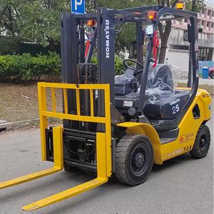 Chariot élévateur diesel miniature Komatsu importé du Japon, 2,5 tonnes, 4 roues motrices, d'occasion, FD25-17 avec moteur, mât à 2 étages et terrain accidenté - Product Image 5
