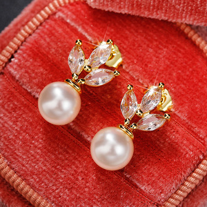 Eleganti Orecchini Pendenti a Goccia con Perle e Pietre Scintillanti per Donna, Gioielli da Festa e Uso Quotidiano, Vendita all'Ingrosso - Product Image 1