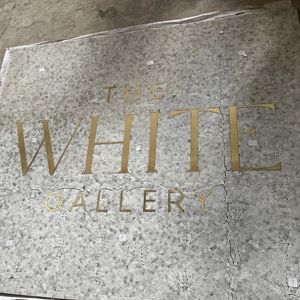 Mosaico <span class=keywords><strong>de</strong></span> Mármol Verde Hecho a Mano Personalizado, Medallón <span class=keywords><strong>de</strong></span> Mosaico con Chorro <span class=keywords><strong>de</strong></span> Agua, Letras <span class=keywords><strong>de</strong></span> Latón Dorado, Logotipo para Piso o Pared - Product Image 4