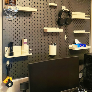 Organizador de pared metálico para juegos con tablero perforado, soporte para controladores y auriculares, estante de almacenamiento con ganchos y clips para cables para PS5 y <span class=keywords><strong>Xbox</strong></span> - Product Image 1