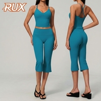 Ensembles de yoga capri 2 pièces OEM/ODM pour femmes : débardeur de yoga croisé et legging capri taille haute évasé, vêtements de sport personnalisables avec logo