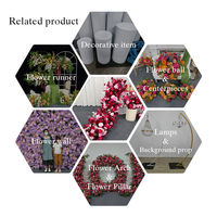 Künstliche rote und rosa Rosen, perfekt für Hochzeits-Hintergrunddekorationen und Tischdekorationen.