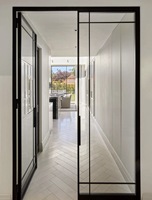 Porte d'entrée double battante en aluminium fin couleur or champagne, avec verre transparent, design français, résistante à l'eau