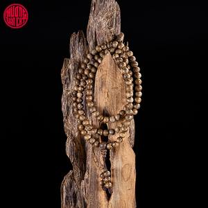 Pulsera de 108 cuentas de madera de agar natural de Malasia de 6 mm, madera de Ruc envejecida con contenido de aceite, joyería aromática hecha a mano - Product Image 1