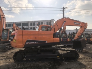 Excavatrice sur chenilles de taille moyenne DEVELON DX220LC, haute efficacité, moteur/pompe hydraulique puissant pour les travaux d'infrastructure - Product Image 5