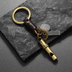 พวงกุญแจหนังถักมือพร้อมจี้นกหวีดโลหะสีบรอนซ์โบราณแบบวินเทจ - Product Image 1