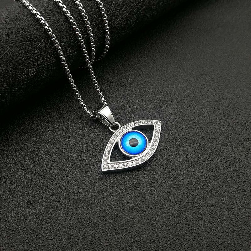 Grand pendentif unique argenté aux yeux bleus