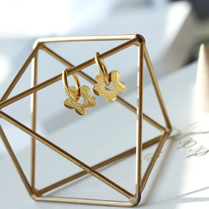 Pendientes de Aro Huggie con Flor de Ciruelo en Acero Inoxidable con Baño de Oro PVD de 18K |   Joyería de Moda para Mujeres, Estudiantes y Chicas - Product Image 4