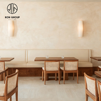 Ensemble table et chaises minimalistes en bois naturel et cuir blanc pour salon de thé, café, restaurant, et mobilier de banquette pour hôtel