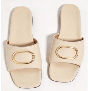 Sandales plates beiges à bout ouvert, faciles à enfiler, mode estivale, couleur unie, pour femmes, avec boucle dorée décorative, dessus en microfibre, semelle extérieure en PU - Product Image 1