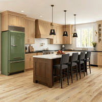 Meubles de cuisine en bois massif style Shaker, sur mesure en forme de L pour toute la maison, avec îlot central à bord cascade et plan de travail en quartz noir