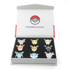 Ensemble de 9 badges/broches en alliage métallique plaqué or, édition 9Q, thème Famille Pokémon Anime, impression numérique, pour toutes les occasions - Product Image 5