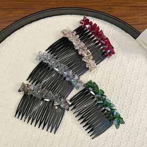 Peigne en acrylique antidérapant de 7,5 cm avec design géométrique en cristal coloré pour la décoration de fête des femmes - Product Image 2