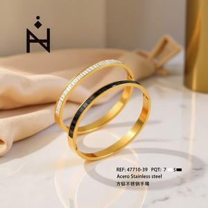 Bracciale Angelina in Acciaio Inossidabile con Diamanti Quadrati, Intarsio Oro e Nero, Gioielli da Donna - Product Image 2