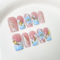 Ongles carrés moyens en acrylique, dégradé bleu-rose frais, avec motifs floraux 3D, ongles français ombrés irréguliers faits à la main, tendance